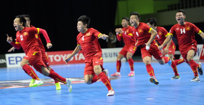 ​Các cầu thủ futsal Việt Nam ăn mừng chiến thắng lịch sử trước Nhật Bản.